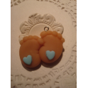 N.1Ciondolo/charms in FIMO " 2 PIEDINi CON CUORICINO CELESTE" 3,4cm PER BOMBONIERA NASCITA SEGNAPOSTO