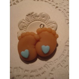 N.1Ciondolo/charms in FIMO " 2 PIEDINi CON CUORICINO CELESTE" 3,4cm PER BOMBONIERA NASCITA SEGNAPOSTO