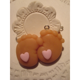 N.1Ciondolo/charms in FIMO " 2 PIEDINi CON CUORICINO CELESTE" 3,4cm PER BOMBONIERA NASCITA SEGNAPOSTO