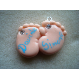 N.1Ciondolo/charms in FIMO " 2 PIEDINi NOME PERSONALIZZABILE" 3,2cm BOMBONIERA NASCITA